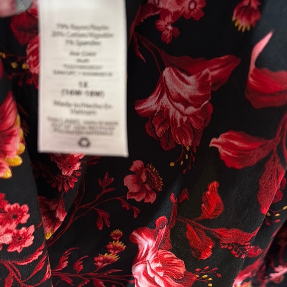 Terra & Sky Black and Red Floral Blouse - Picture 6 of 7